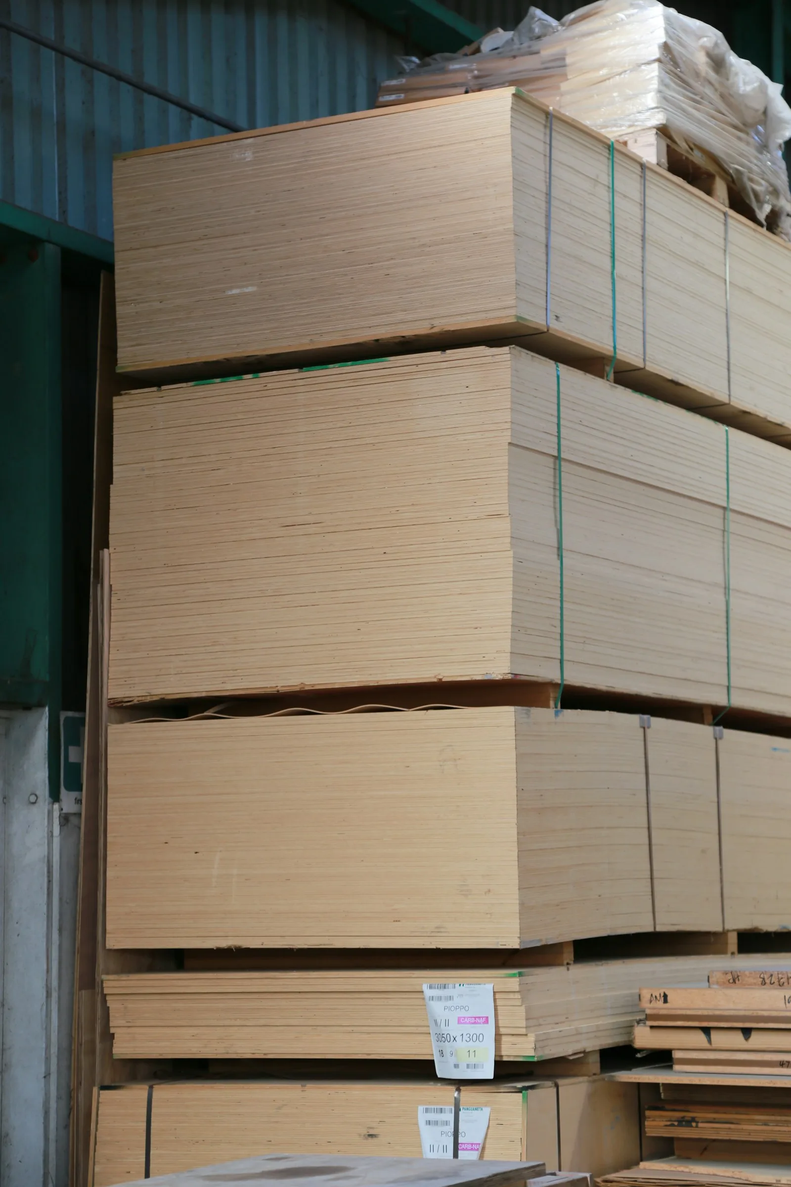 Tableros y tablas de madera apilados en un almacén.